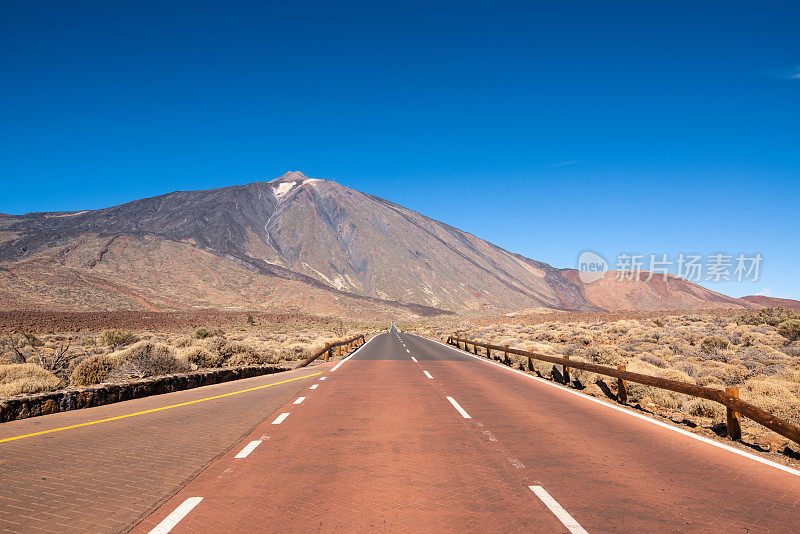 水平的火山El Teide从高速公路，帕拉多尔德加拿大德尔泰德，特内里费，加那利群岛，西班牙-股票照片